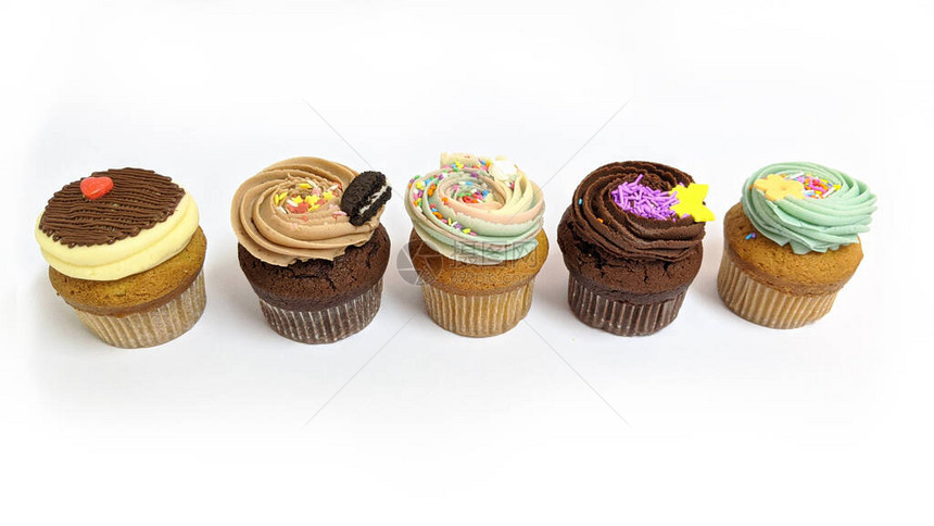 Cupcake巧克力和香草甜美的装饰蛋糕在白背图片