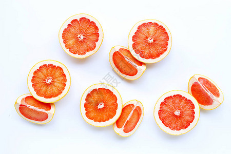 高维生素C白色背景上的多汁葡萄柚图片