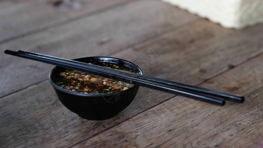 泰国最受欢迎的健康食品热辣酱与辣椒和大蒜加黑碗木制餐桌和餐桌图片