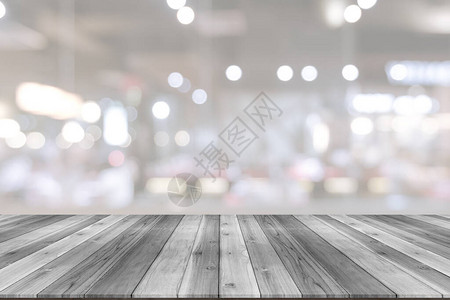 模糊餐厅背景的木桌图片