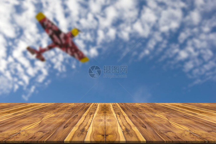 模糊天空和平面背景的木桌图片