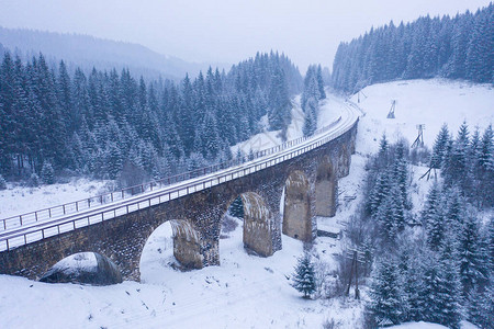 乌克兰古老的雪覆盖铁路桥图片