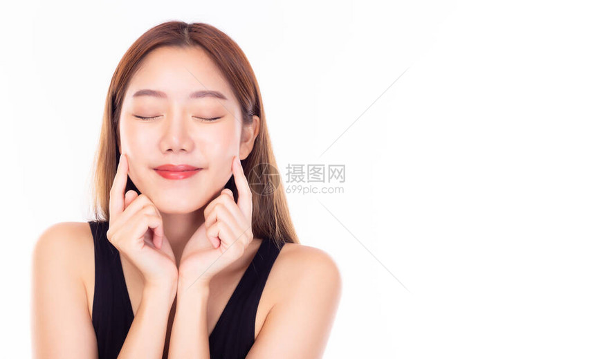 美丽的亚洲女人用微笑的脸抚摸她美丽的脸颊有吸引力的年轻女有完美的面部皮肤美容美容和水疗概念在白色背景上隔图片