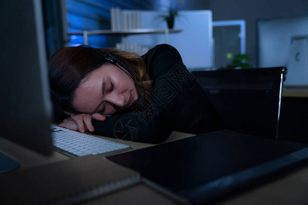 泰国亚洲女呼叫中心商务人士因夜班工作而头疼和偏头痛图片