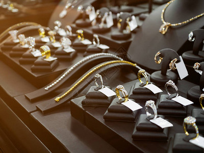 金首饰钻石店带有戒指和项链的黄金珠宝店图片