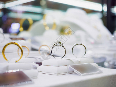 豪华零售商店橱窗展示露的珠宝钻石戒图片
