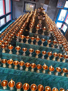 韦陀菩萨藏传教中的供灯象征着陀的开悟光明和启蒙驱散了覆盖心灵真实本质的无明黑暗酥油灯是喜马拉雅山寺庙的背景