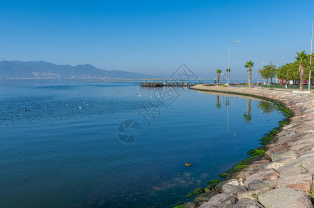 Izmir海滩和渔民收图片