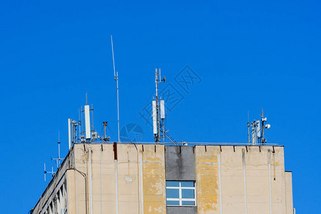 现代建筑屋顶上电讯天线图片