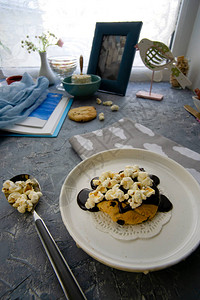 由自制饼干配巧克力奶油和爆米花组成图片