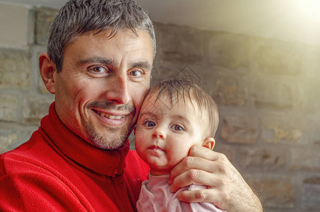 快乐的父亲抱着女儿在家庭概图片