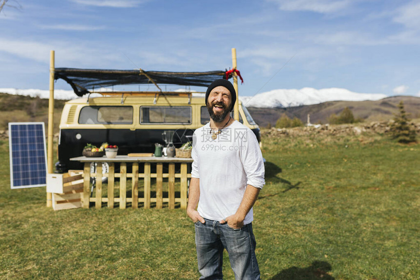 在田野上的一辆食品卡车前的中年留着胡子的男人图片