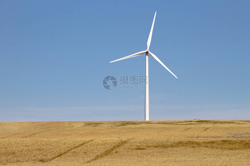 风塔涡轮机电动发电机在农田上提供图片