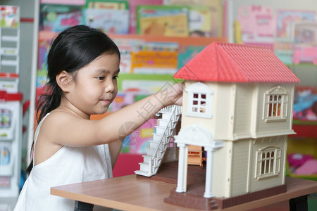 亚洲儿童可爱或小女孩玩具图片