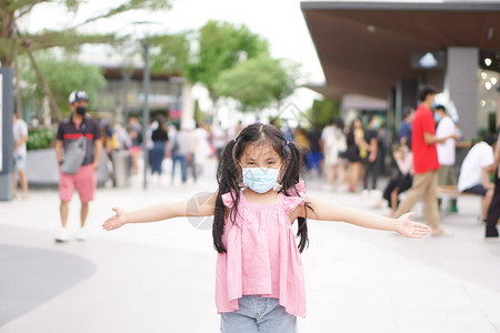 亚洲儿童或小女孩戴着纸面罩图片