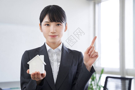 一位日本女商人在她的办公室解释了选择图片