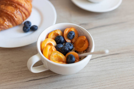 美味的燕麦牛奶有杏子和蓝莓在厨房的木高清图片