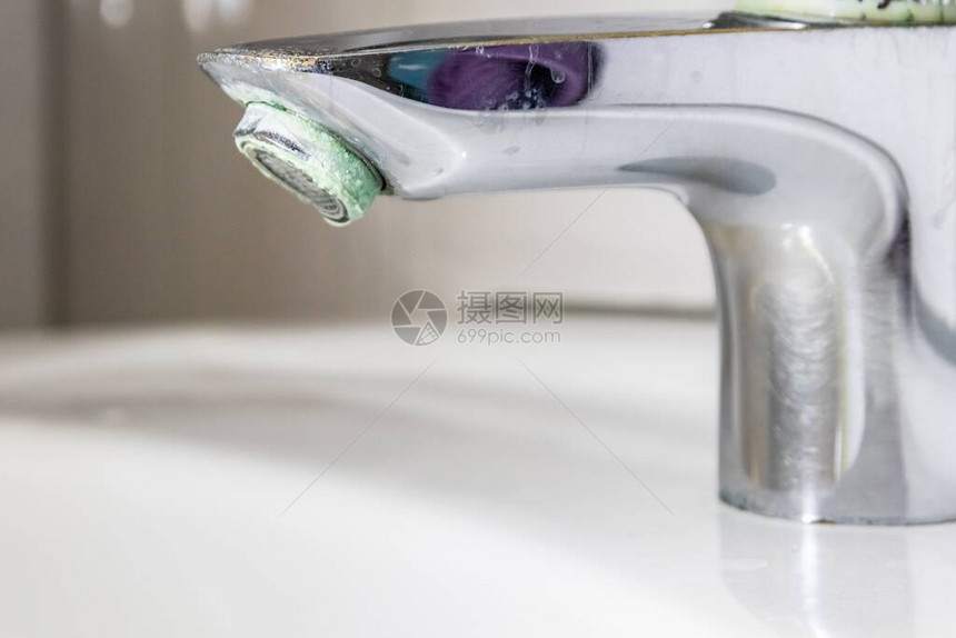 用于淋浴或水龙头水槽的卫生间中带有不锈钢镀铬设备的旧化石浴室配件和化石卫浴由于镀铬扳手上滴水而图片