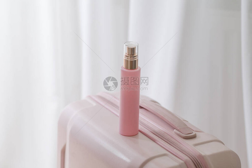 白色背景的粉红化妆品瓶子商业美容产品摄影品图片
