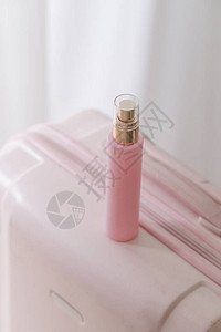 白色背景的粉红化妆品瓶子商业美容产品摄影品图片