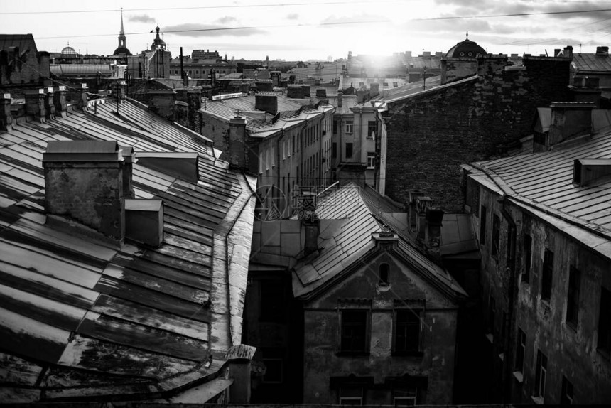 圣彼得堡黄昏的屋顶黑白摄影图片