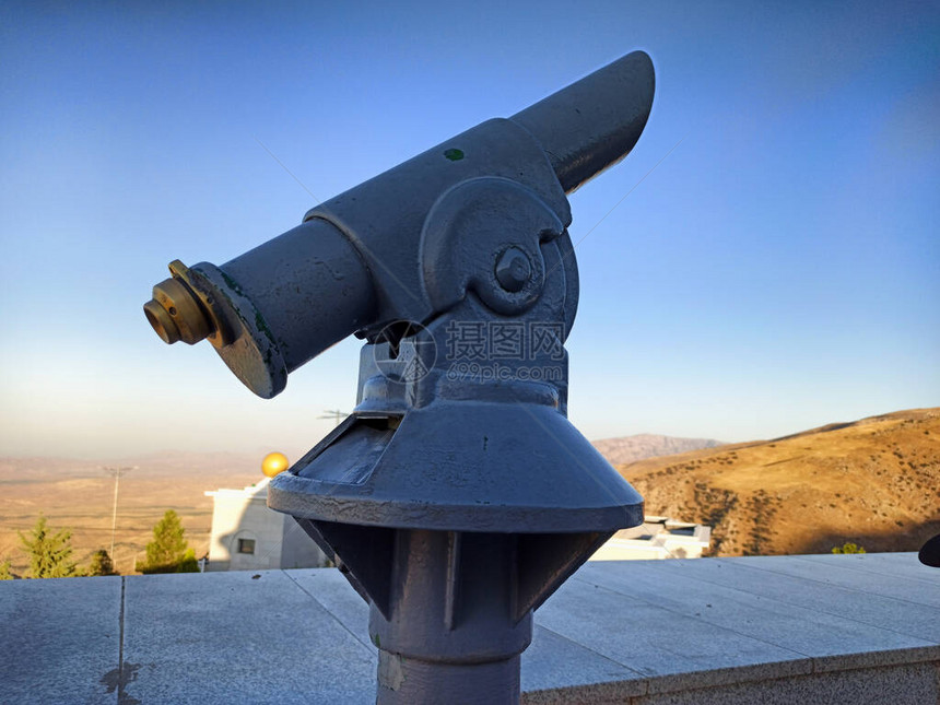 在山上的一个公共园里有望远镜来观察这个图片