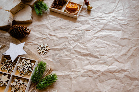 自制包装圣诞礼物的概念与工具和装饰品图片