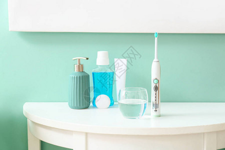 在浴室的桌子上设置口腔卫生图片