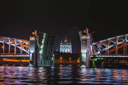 透过晚上离婚的Bolsheokhtinsky桥图片
