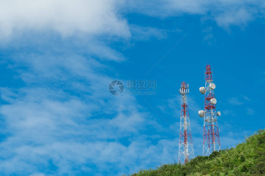 山上的电信塔和蓝天绿树蓝天上的天线无线电和卫星杆通信技术电信业移动或电信图片