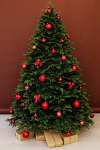 室内圣诞树与新年装饰冬季背景礼物图片