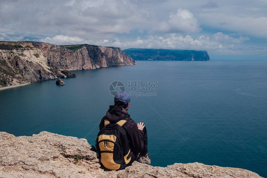 观光客在智能手机上拍摄海边悬崖景色令人难以置信的图片照旅行度假和发现的想图片