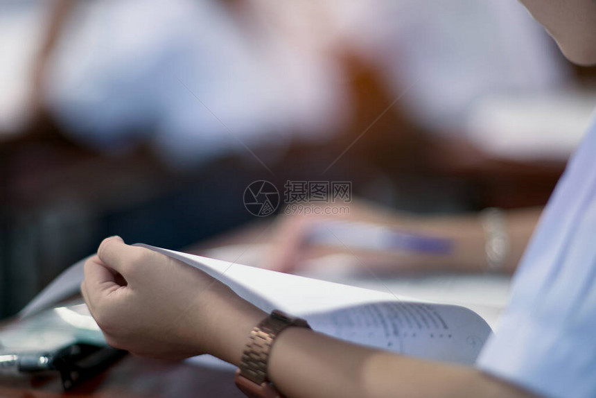 关闭学生在有压力的课堂上写作和阅读考试答题单练习课图片