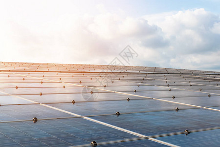 太阳能电池板安装在建筑屋顶上图片