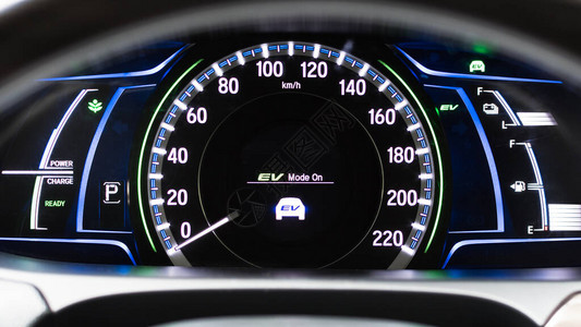 EV电动汽车模式在方向盘前的混合动力汽车屏幕上打开图片