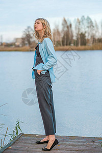 女人在湖边休息风景很好穿散衣的姑图片