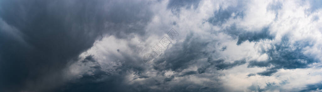 黑暗暴风雨天空的Moody全景图片