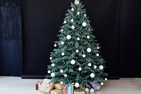 内地有蓝色圣诞树赠予新年装饰品图片