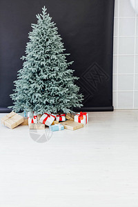 圣诞树配有新年冬季礼物装饰品的圣诞树图片