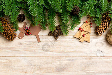 圣诞玩具装饰品和木本树枝的顶端景象新年假期概念图片