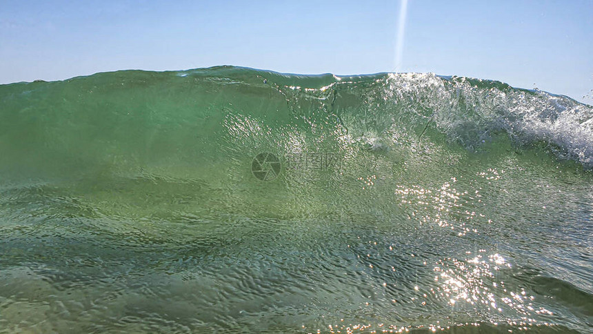 海景水的灰色海浪在岸边喷发有选择的重点暑图片