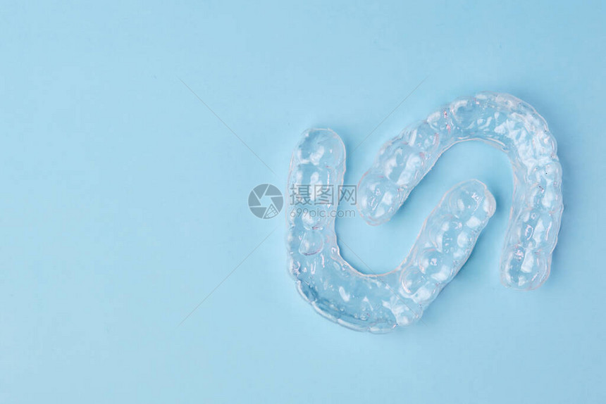 蓝色背景上可移动的牙齿连接器图片