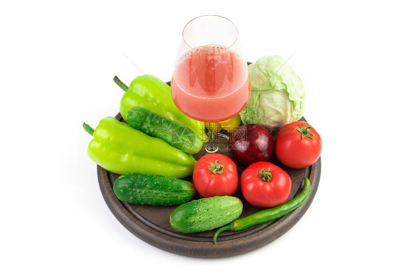 一杯鲜榨蔬菜汁和新鲜蔬菜图片