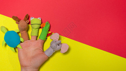 手指玩具由手头的织物制成图片