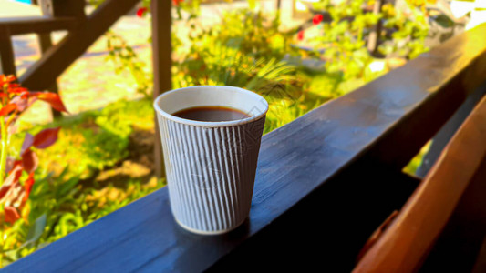 一次玻璃杯中的咖啡和泳池旁的玻璃杯快乐的早晨健康的生图片
