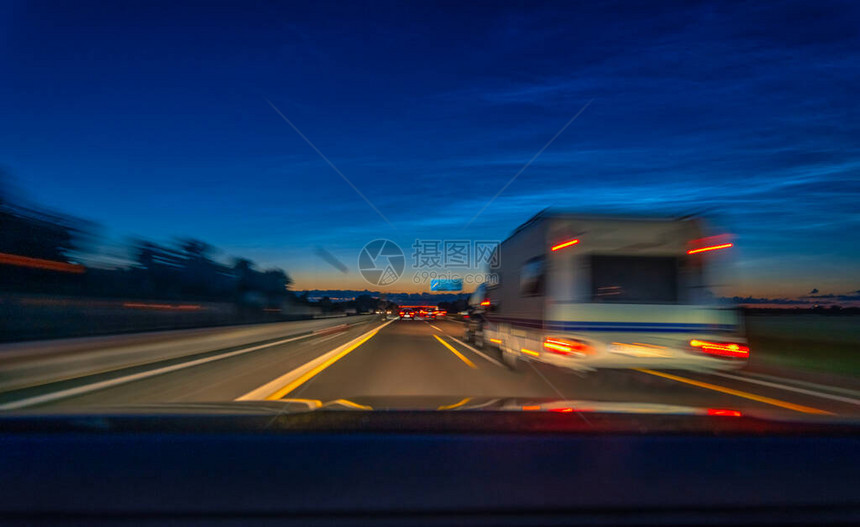 日落后在高速公路图片