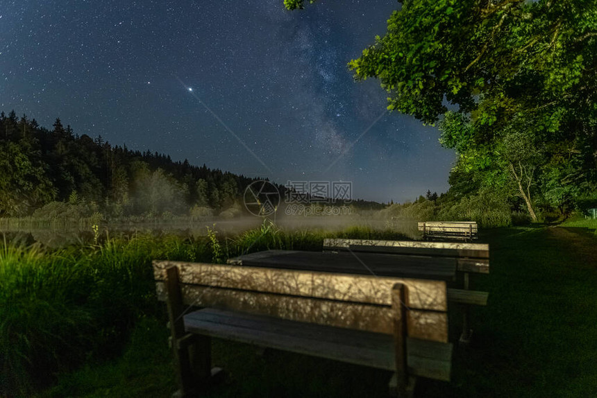 在巴伐利亚南部的一颗星光明亮的夜晚凝聚着有焦点的挤奶道夜图片