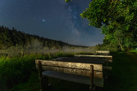 在巴伐利亚南部的一颗星光明亮的夜晚凝聚着有焦点的挤奶道夜图片