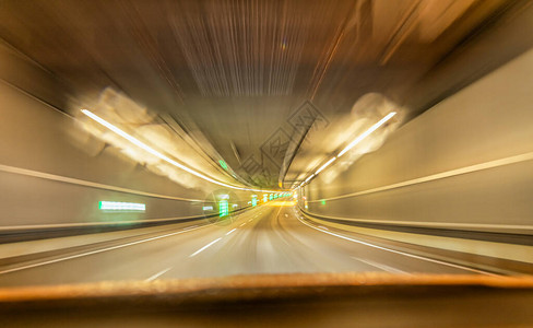 高速驾驶车经过地下隧图片