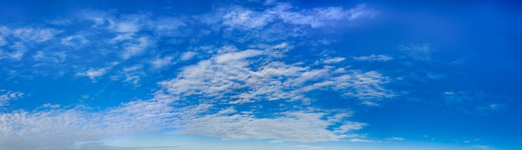 蓝色的天空与乌云图片